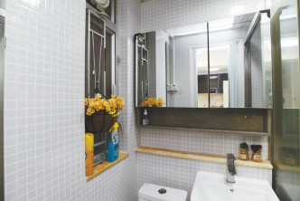 浴室保養得宜，置有橫向大鏡，提升空間感。