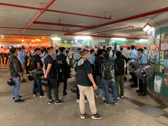 逾百防暴警封大埔「連儂隧道」。Lau Shuk Ching‎圖片