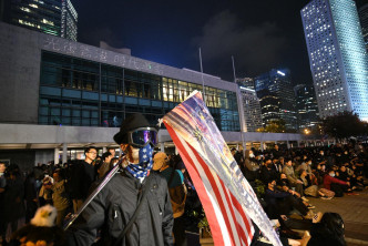 中环集会人士挥动美国国旗。