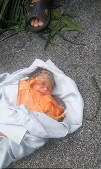 初生女嬰被發現尖刀插背放入膠袋棄置路邊。網上圖片