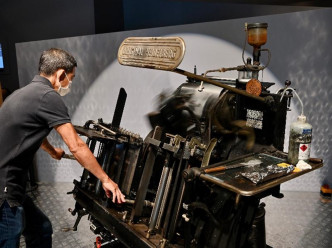 「字裡圖間──香港印藝傳奇」展覽中展出的「海德堡風喉照鏡印刷機」。