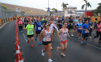 2,000人参与东望洋跑道欢乐跑。澳门新闻局