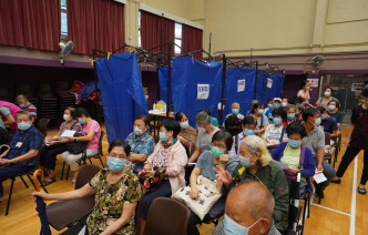 大约200名黄大仙区街坊及居民接种新冠疫苗。聂德权fb图片
