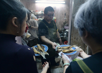 桌上8餸1湯50年不變，包括象徵「發財好市」的髮菜蠔豉、「年年有餘」的蓮藕生魚湯等。