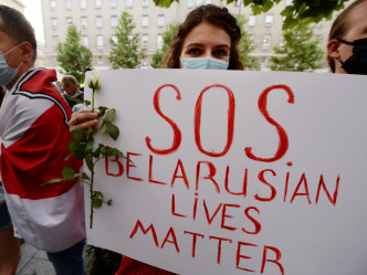 華沙示威者高舉口號支持白俄羅斯抗爭。AP
