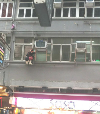 女子爬落1樓冷氣機位後墮下。讀者提供