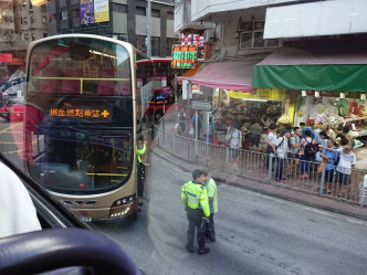 巴士轉彎時掃毀行人路欄杆。網民Max Lee‎圖片