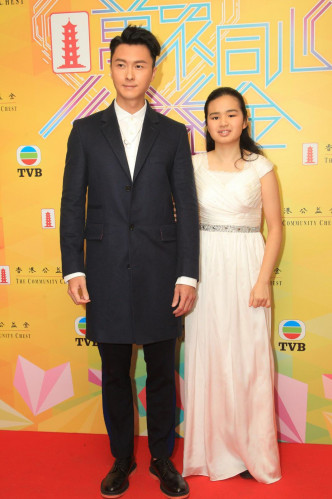 王浩信與視障女歌手蕭凱恩現身合唱《陪著你走》。