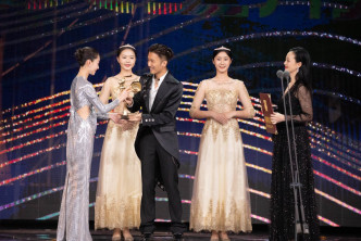 霆鋒與內地演員詠梅老師齊頒獎給今屆金雞獎「最佳女主角」周冬雨。