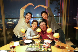 一家人喺山顶广场扒房食饭庆祝。