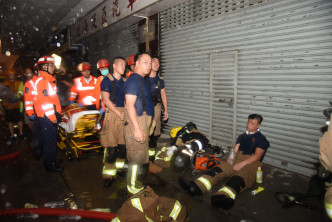 消防员抢救近9小时，成功将火救熄。