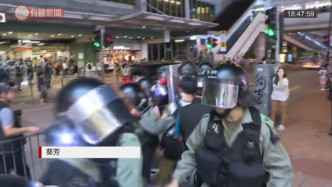 葵芳有防暴警察驻守。有线新闻截图