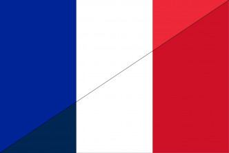 左上為1976年版國旗的亮藍色；左下為法國大革命版的「海軍藍」。資料圖片