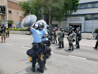 防暴警制服多人。