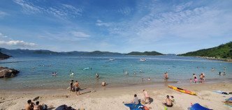 西贡区银线湾有不少泳客。