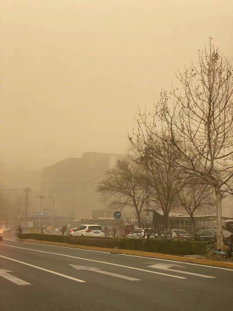 北京遇嚴重沙塵暴。（新華社圖片）