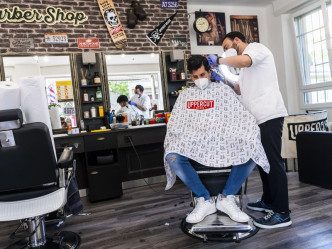 瑞士政府要求理发店等员工与顾客的行业要戴口罩。AP