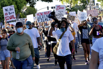 美國黑人弗洛伊德死亡案引發的國內多區反種族和反殖民主義示威。 AP圖