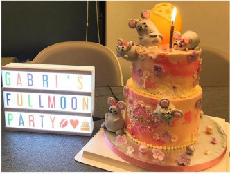 蛋糕旁有燈牌寫上「Gabri's Fullmoon Party」，譚凱琪囡囡英文名唔覺意曝光。