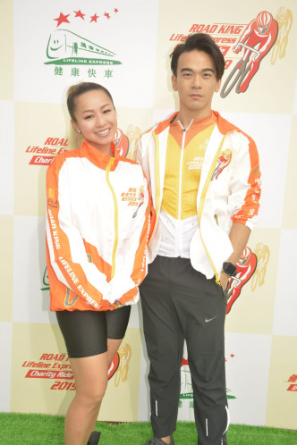 龐景峰（右）與鄭融一同出席慈善兒童單車比賽。