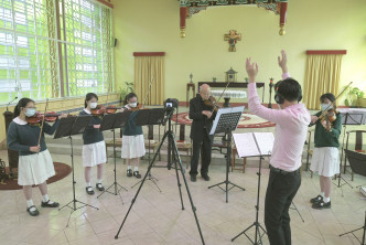 德望学校特别制作了音乐短片，以綫上形式演奏并歌唱由香港作曲家郑汝森创作的《逆境相连》，鼓励大家面对「疫」境能够「心连心」。