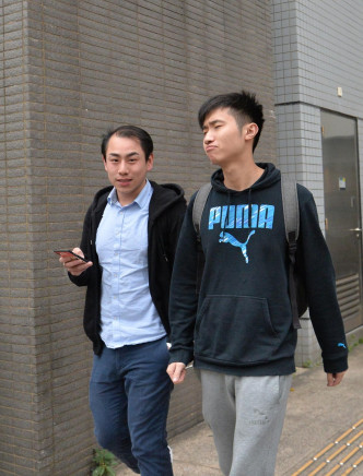 被告黃俊偉(左)和張昀浩(右)出庭應訊