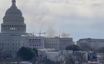 國會山莊數個街口外周一早上突然冒煙。影片截圖