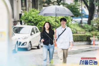 韓孝珠與李昇基雨中重逢好開心。