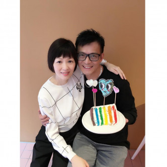 黄日华跟梁洁华结婚32年。