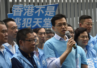 吴秋北（前右）指参与游行的人数多与否是没有意义。