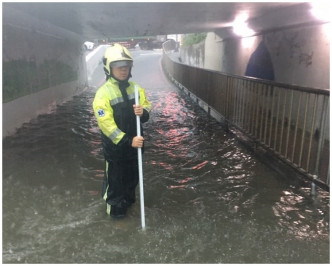 台北北投地下隧道严重水浸。网图