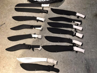 警方在其中一間懷疑無牌酒吧中檢獲13把牛肉刀等，一名男負責人同時涉嫌藏有攻擊性武器被捕。警方圖片