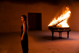 鄧紫棋透露寫好此曲時，腦海浮現火燒鋼琴的畫面，於是在MV呈現出來。