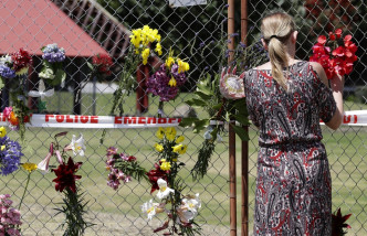 有居民献上鲜花悼念死伤者。AP图片