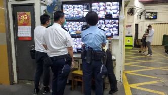 警员与保安员翻查闭路电视片段。