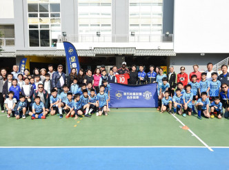 沙夏與李偉文及約百名師生，齊踢小型足球比賽。馬會圖片