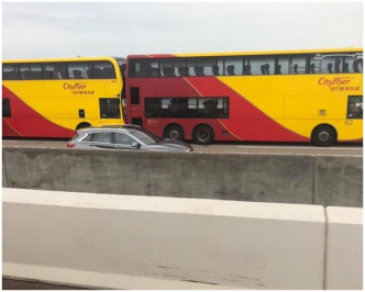 青馬大橋有巴士相撞。FB香港突發事故報料區/浩賢