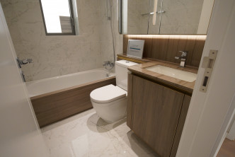 浴室設洗手盆櫃，提供收納衞浴用品的空間。