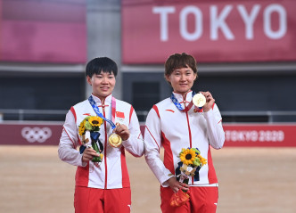 中國隊選手鍾天使（右）與鮑珊菊。