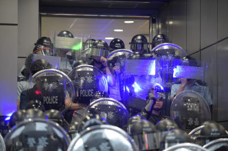 有示威者向警员照射激光。