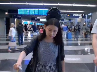 中国女留学生胡晶晶对于被赶下飞机心满无奈。（网图）