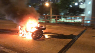 電單車陷入火海。網民鄭日燊圖片