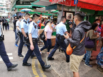 警員到場向女事主了解事件。