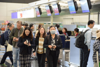 受影响旅客到机场华航柜位查询航班情况。