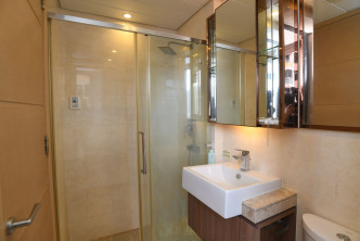 浴室設有橫向大鏡，可增加空間感。