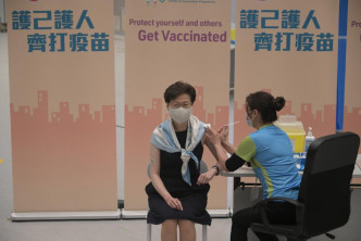 林郑月娥接种第二针科兴疫苗。