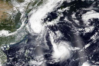 「美莎克」预料稍后会吹向北韩。同一时间，另一股台风「海神」已在太平洋形成。 AP