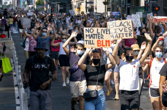 示威者和平遊行。AP圖片