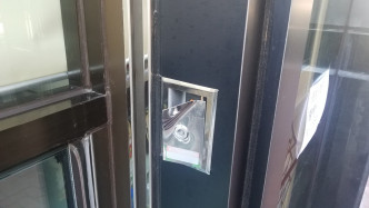 店铺电闸掣锁盖遭人破坏。