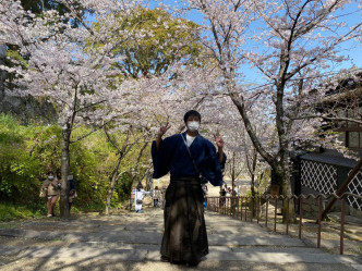 短留东京几日添置咗啲新衫后，坤哥坐飞机去长崎，仲换上和服到大村公园赏樱，四月樱花盛放中，超靓。